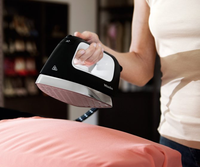 Глажка белья, одежды и других вещей: как правильно гладить хлопок, лен, вискозу, фатин, бархат, гюйс и т.д., сколько стоит услуга на дому?