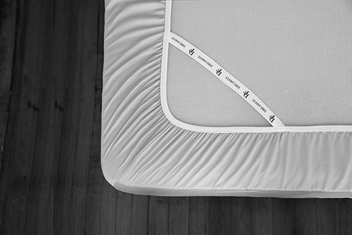 как гладить и складывать простынь на резинке