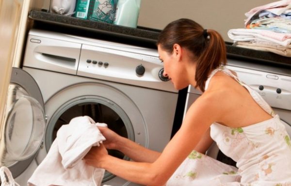 Многие избегают носить белые вещи из-за того, что на них сразу видны малейшие недостатки, заметно любое пятнышко