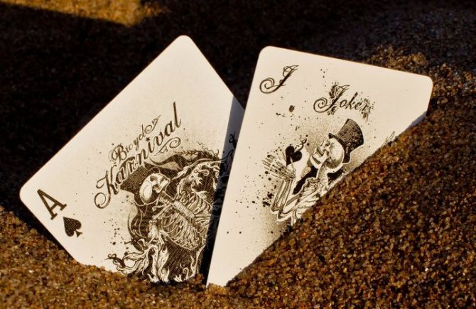 Не зря считается, что поднимать с земли игральные карты и смотреть их значение – дурная примета. Часто это подбросы-«мины».