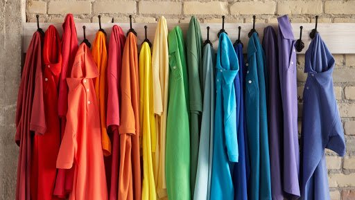 одежда на вешалках