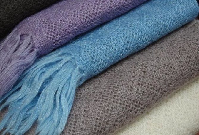 Пуховой платок - такой же нежный и хрупкий, как и его владелица