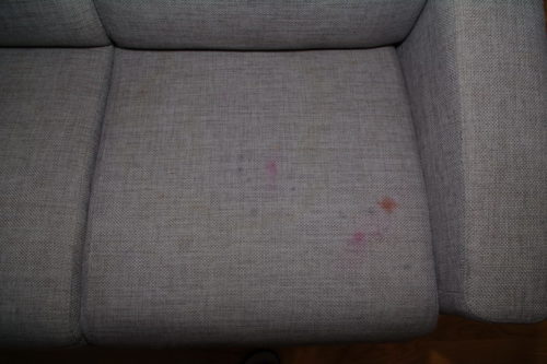 Пятна фломастера на диване