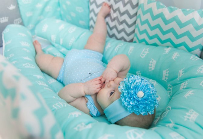 Ребенок в гнездышке