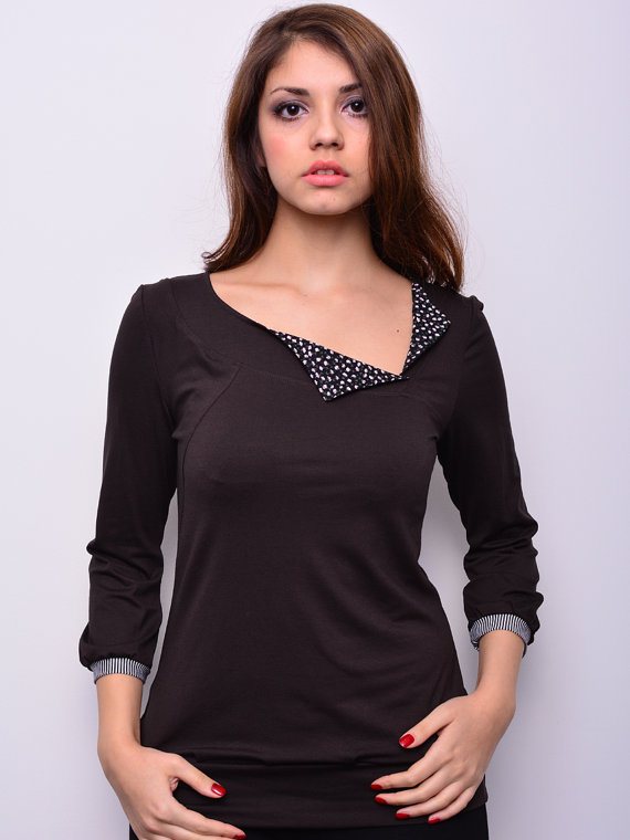 сделать скучную футболку креативной: легкая переделка ворота и вставки из другой ткани