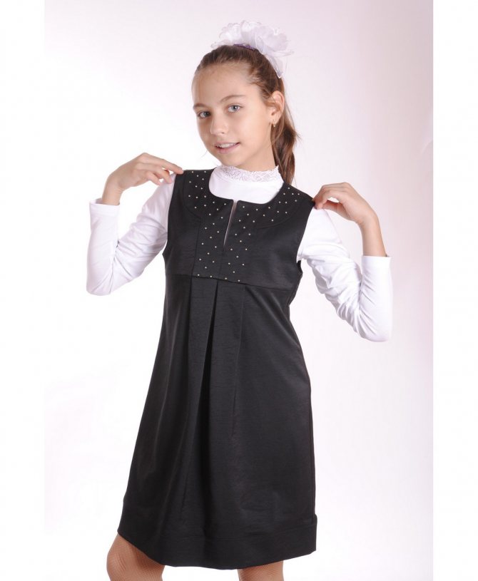 Школьная форма для девочек в виде сарафана с двумя складками