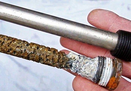 сравнение - использованный анод и новый