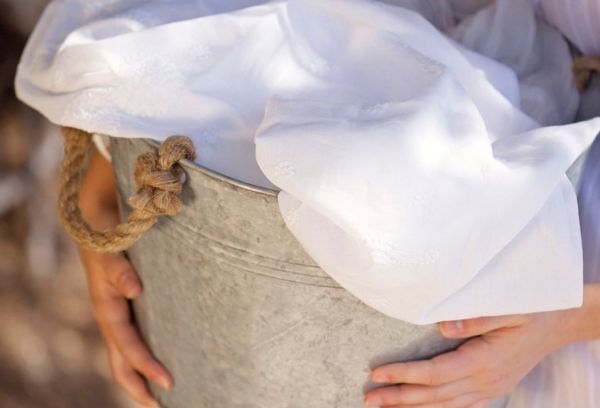 Ведро с бельем