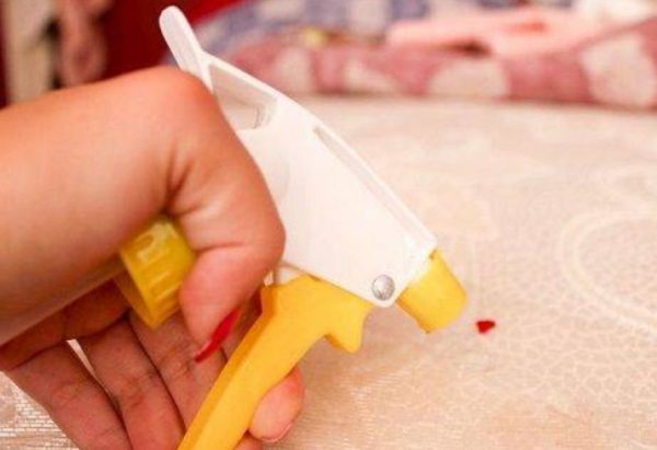 Вывести кровь с матраса самостоятельно в домашних условиях непросто