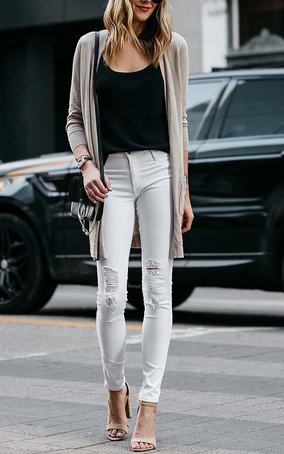 аутфит со светлыми джинсами