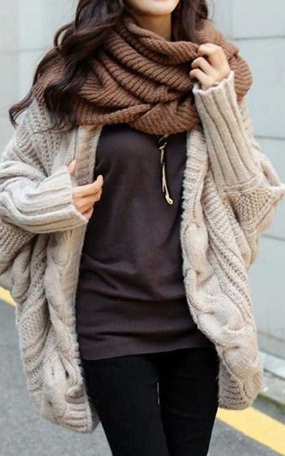 бежевый кардиган с шарфом и джинсами