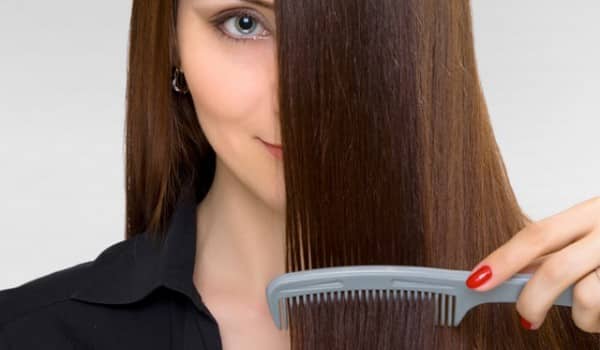 Девушка с расческой