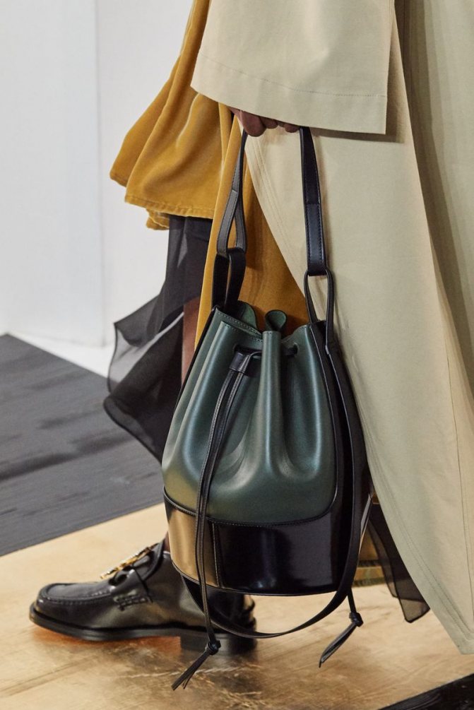 Модные сумки осень-зима 2020-2021 модель мешок из коллекции Loewe