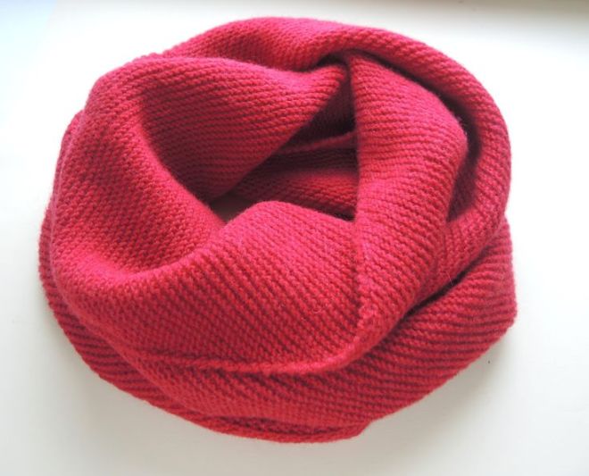 На фото показан пример набора петель на круговые спицы с помощью прямых и соединение концов вязания