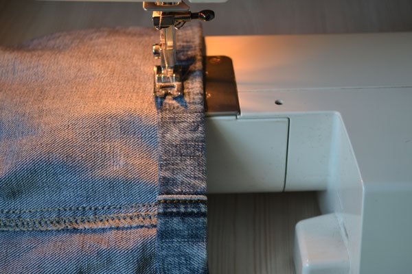 Подшивать джинсы нужно по изнаночной стороне штанины