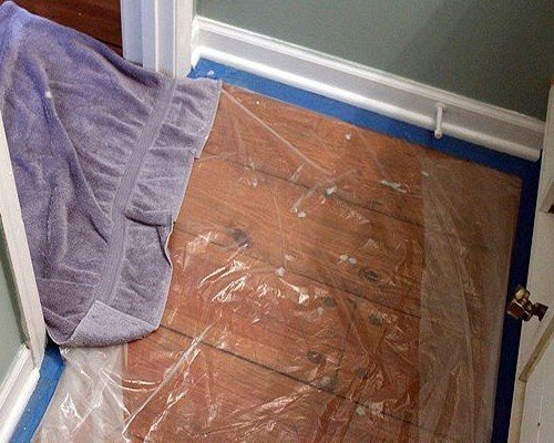 Пол необходимо тщательно застелить и перед входом в помещение положить влажную тряпку