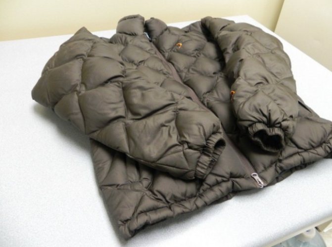 раскладываем пуховик на ровной поверхности