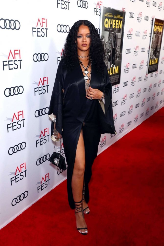 Рианна в платье с запахом