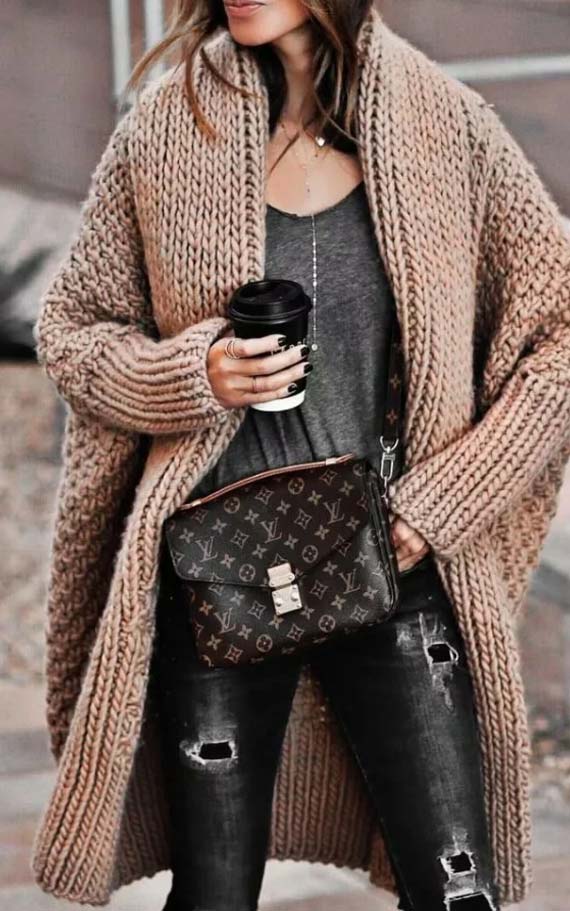 серые джинсы с бежевым кардиганом, сумкой