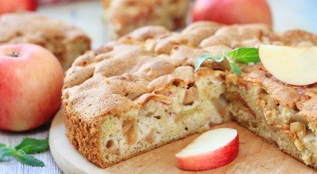 Шарлотка с яблоками