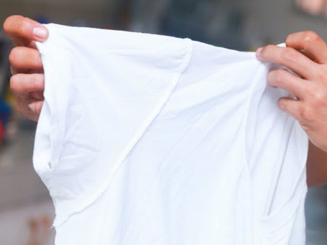 Способы выведения пятен от пота и дезодоранта с одежды