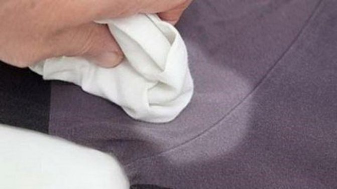 Способы выведения пятен от пота и дезодоранта с одежды