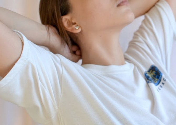 Способы выведения пятен от пота и дезодоранта с одежды