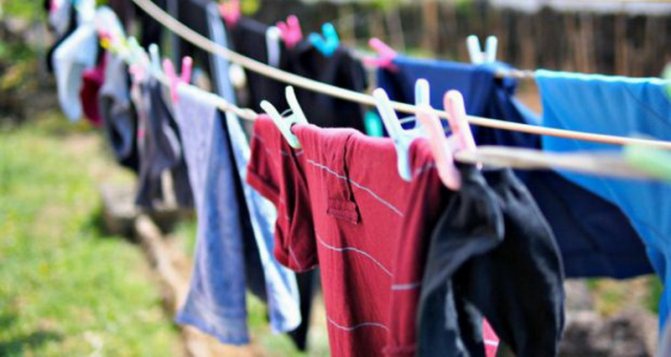 Способы выведения пятен от пота и дезодоранта с одежды